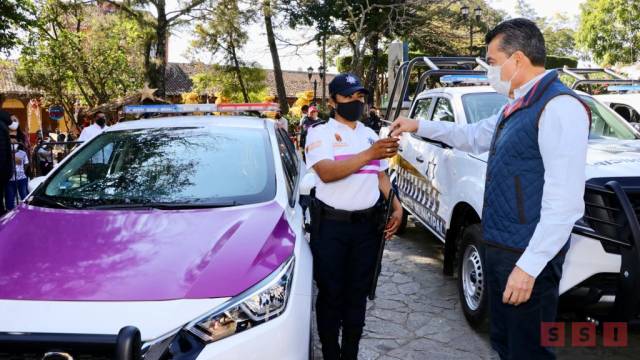 Susana Solis Informa En Comitán, Rutilio Escandón entrega patrullas, uniformes y equipamiento a la Policía Municipal