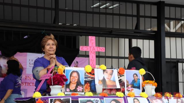 Susana Solis Informa COLOCAN altar frente a Palacio de Gobierno en Chiapas en memoria de víctimas de feminicidio