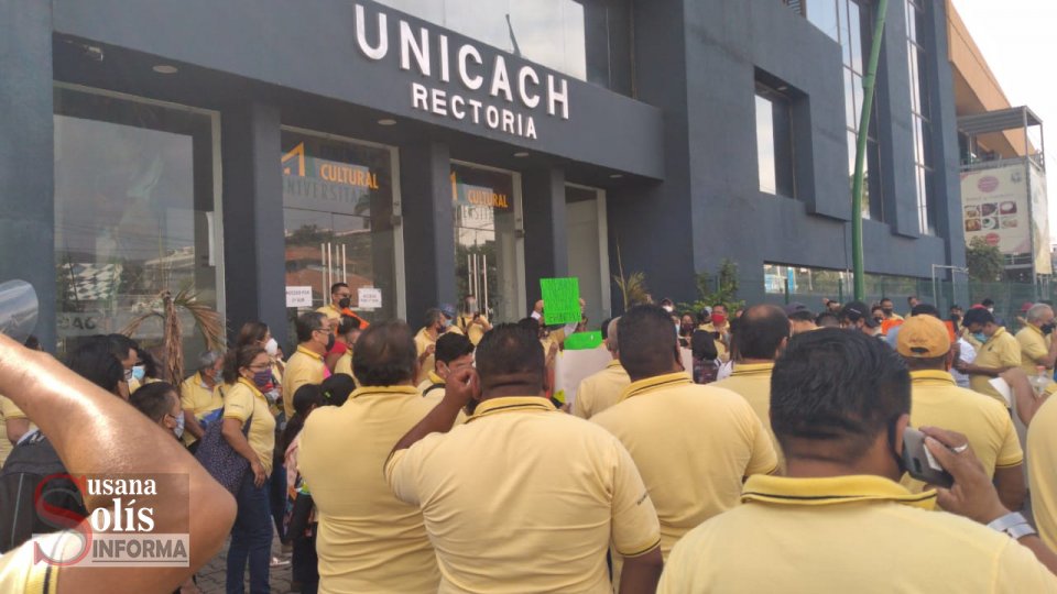 SE MANIFIESTAN trabajadores de la UNICACH  por pagos incompletos de aguinaldo Susana Solis Informa