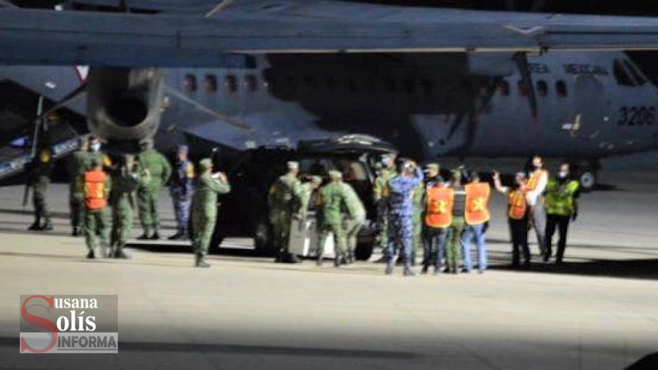 La aeronave llegó a uno de los hangares donde era esperado por personal de la SEDENA e INSABI