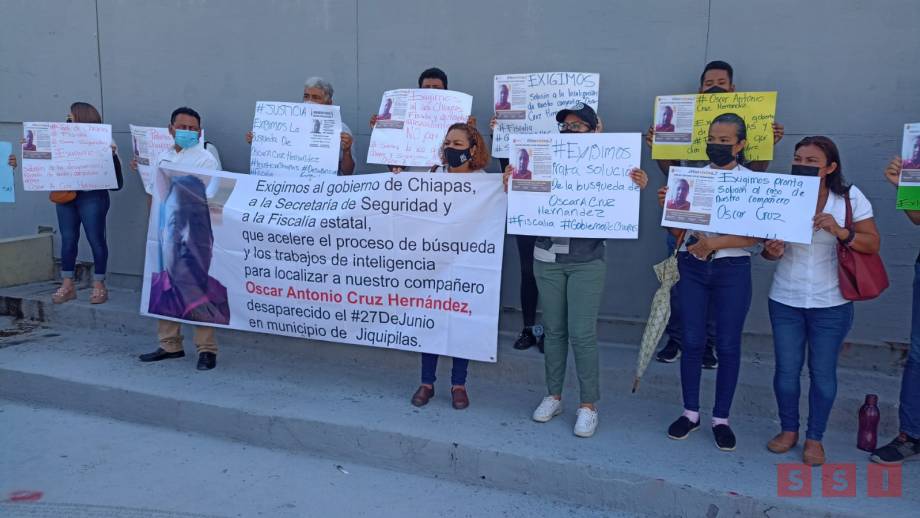 PROTESTAN contra FGE familiares de maestro desaparecido - Susana Solis Informa