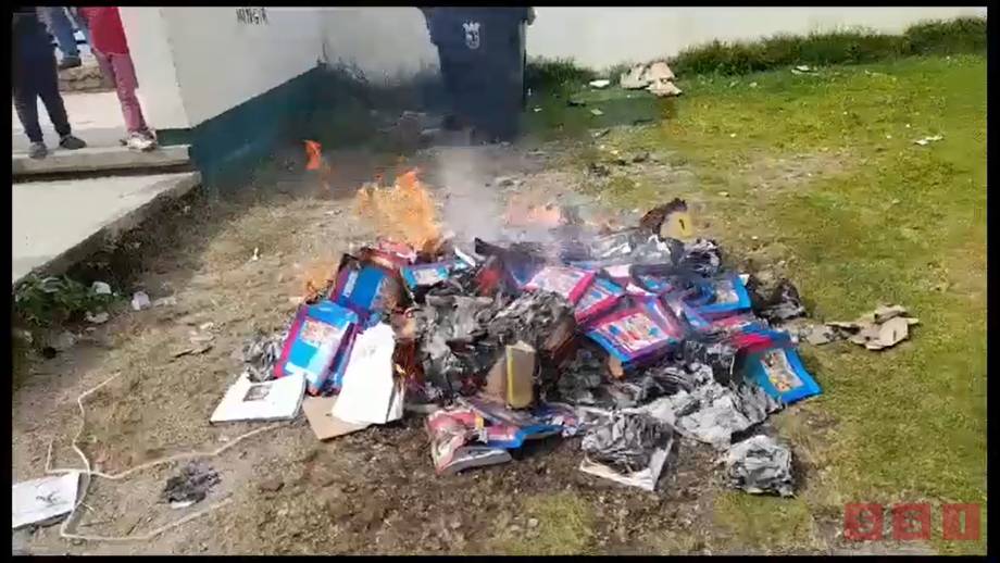 RECHAZAN libros de texto en los Altos de Chiapas; queman mil libros - Susana Solis Informa