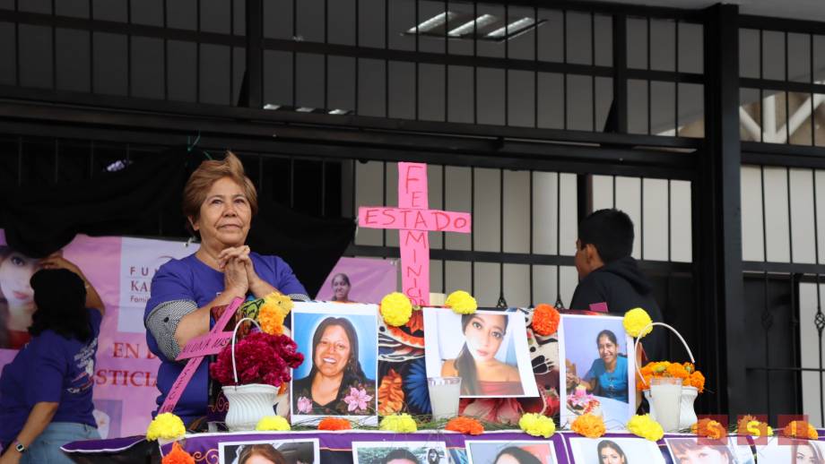 COLOCAN altar frente a Palacio de Gobierno en Chiapas en memoria de víctimas de feminicidio Susana Solis Informa