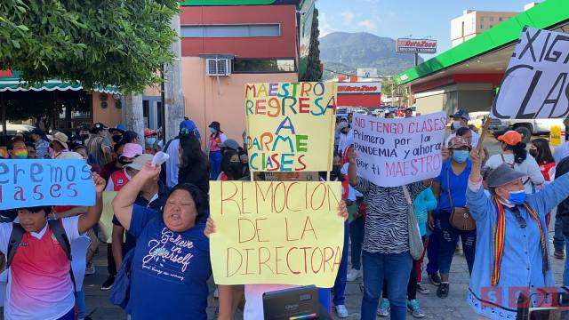 Susana Solis Informa Maestros llevan un mes sin dar clases; padres de familia protestan