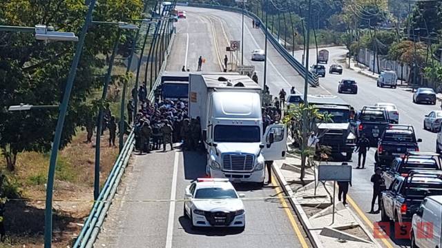Susana Solis Informa RESCATAN a 269 migrantes que viajaban hacinados en tráiler; 20 son infantes