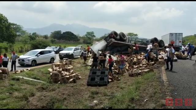 Susana Solis Informa Rapiña de cervezas tras volcadura de tráiler en Chiapas