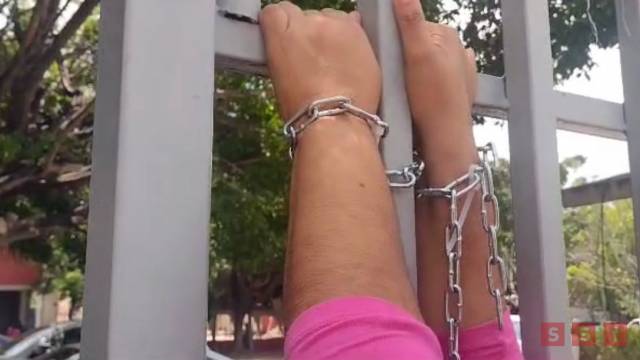 Susana Solis Informa MAESTROS destituidos del COBACH se encadenan a las rejas de la Secretaría de Educación