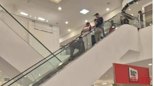 Susana Solis Informa QUEDA atrapado un menor en escaleras eléctricas de tienda departamental