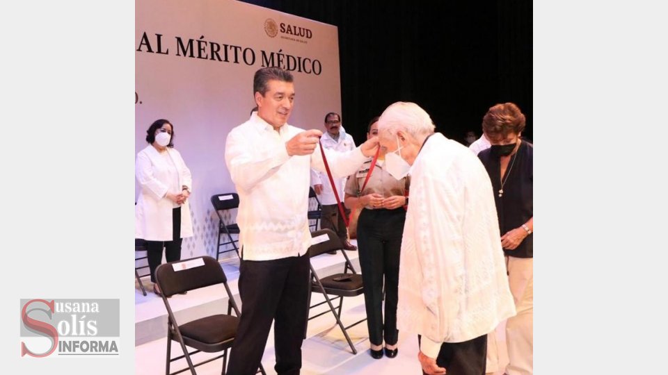 Entrega Rutilio Escandón Medalla al Mérito Médico Chiapas 2020 al doctor Fernán Pavía Susana Solis Informa