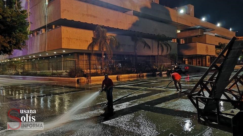 Sanitizan el parque central de Tuxtla Gutiérrez