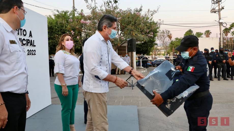 Entrega Carlos Morales uniformes a policías de Tuxtla y reconoce su labor en combate a la delincuencia - Susana Solis Informa