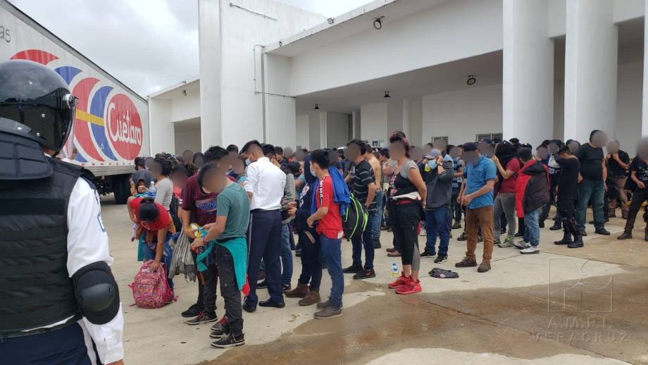 RESCATA el INM a más de 300 migrantes que viajaban hacinados Susana Solis Informa