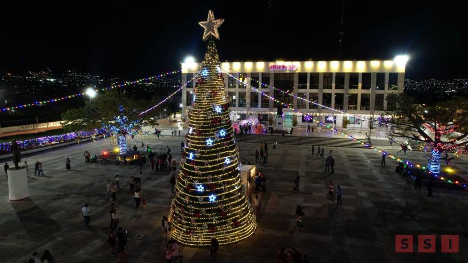 Encabeza Carlos Morales encendido del árbol de navidad en la plaza central del Ayuntamiento - Susana Solis Informa