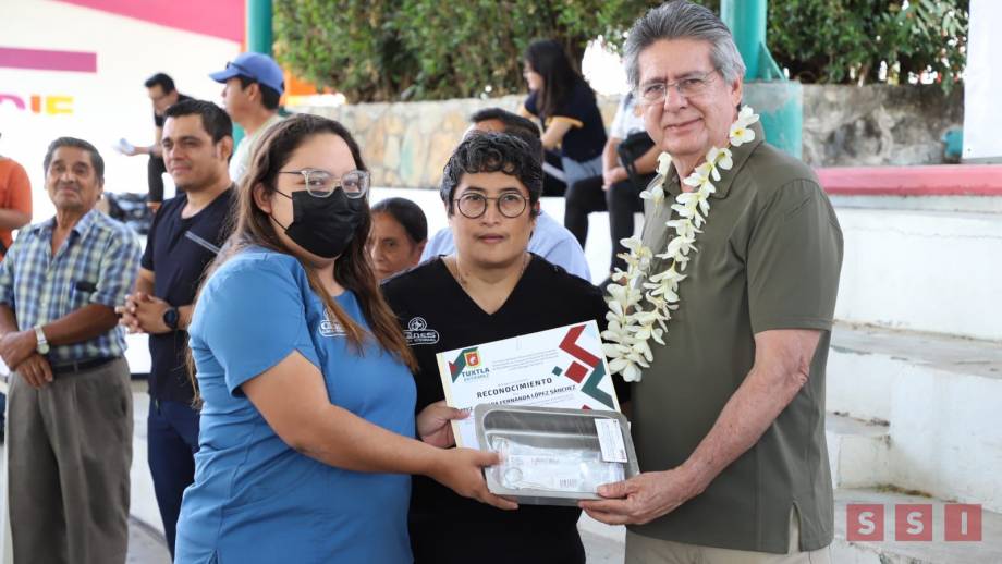 Entrega alcalde kits de instrumentación quirúrgica a médicos veterinarios altruistas - Susana Solis Informa