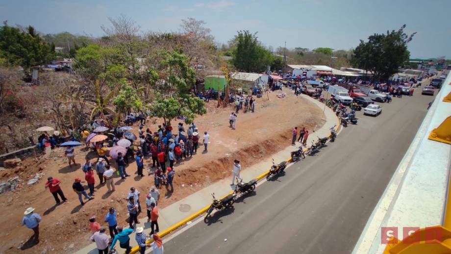 Bloquean carretera integrantes de la Casa del Pueblo de Carranza - Susana Solis Informa