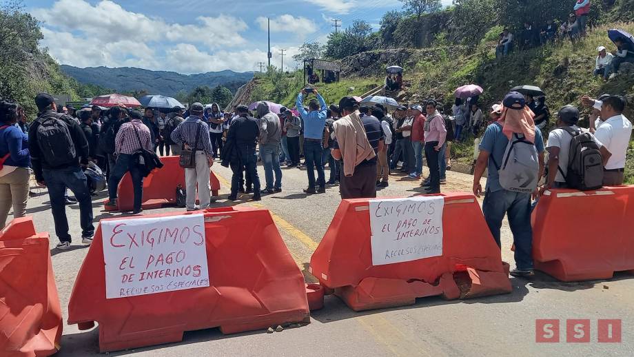 Bloquean carreteras docentes de la Sección 7 por cheque retenidos - Susana Solis Informa