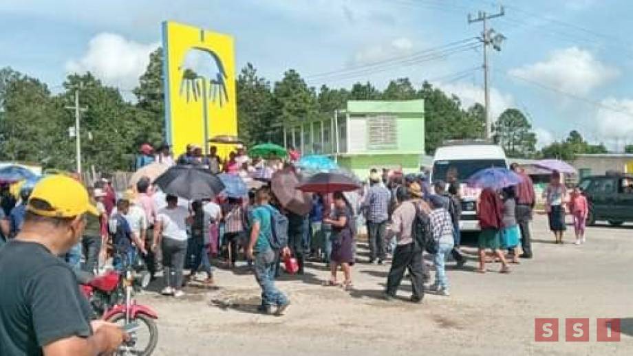 BLOQUEAN accesos al municipio de Altamirano; no permitirán inicio de clases - Susana Solis Informa