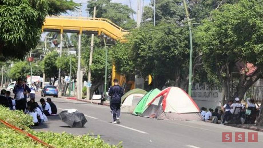 Se cumplen dos días de protestas y bloqueo de estudiantes de Enfermería