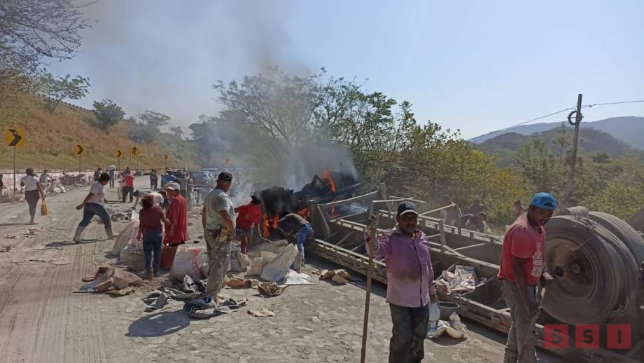 VUELCA TRÁILER y se incendia; la rapiña a la orden - Susana Solis Informa