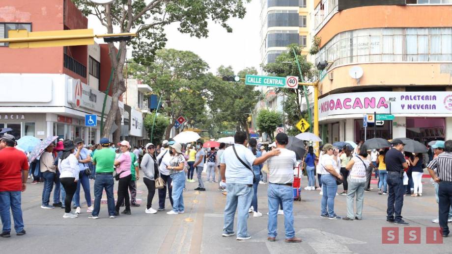 BLOQUEAN maestros avenida principal de Tuxtla Gutiérrez; piden destitución de supervisora - Susana Solis Informa