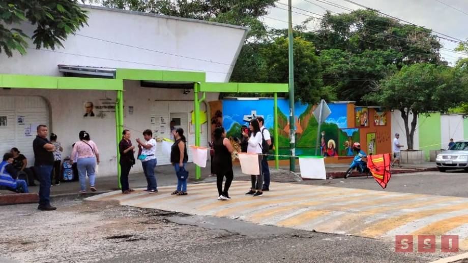MADRES DE FAMILIA bloquean calles por inconformidades en escuela secundaria - Susana Solis Informa