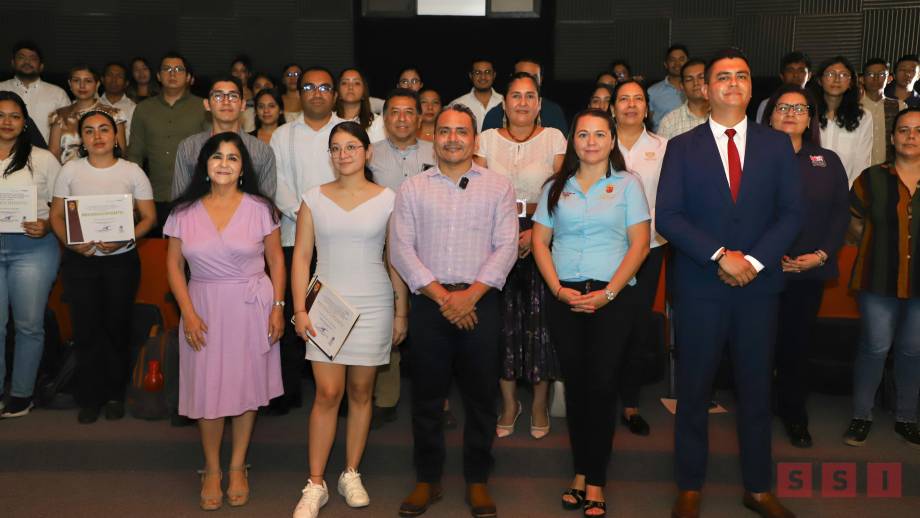 Entrega Helmer Ferras apoyos de becas tesis de licenciatura y posgrado - Susana Solis Informa